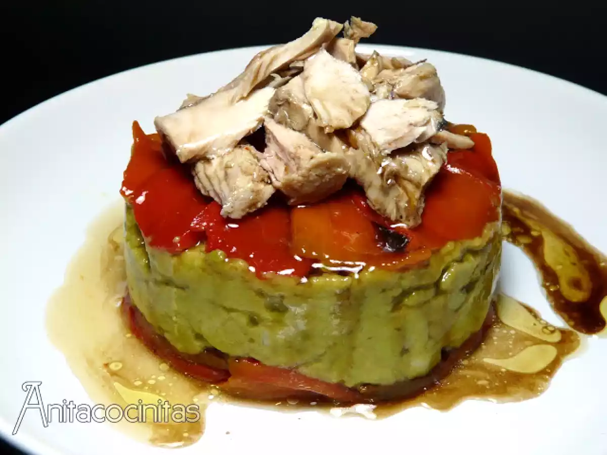 Timbal de aguacate, pimientos del piquillo y atún - foto 2