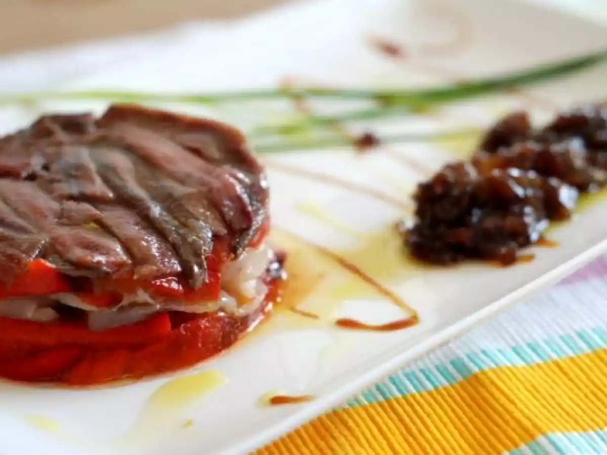 Timbal de Anchoas del Cantábrico con bacalao ahumado y pimientos