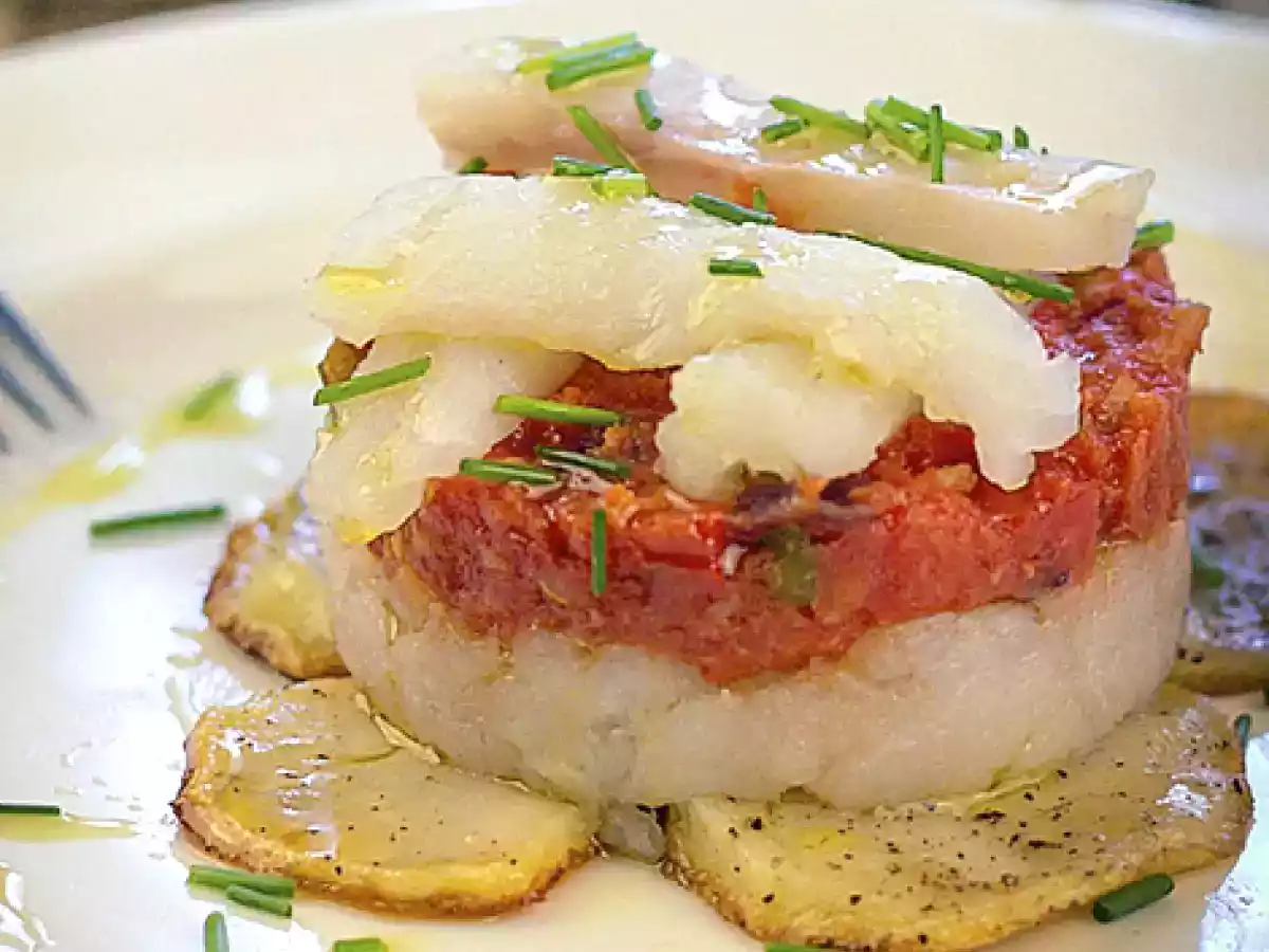 Timbal de bacalao con tomate