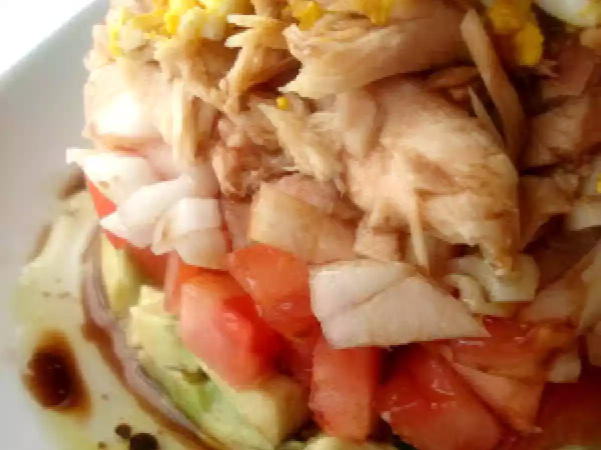 TIMBAL DE ENSALADA CON AGUACATE