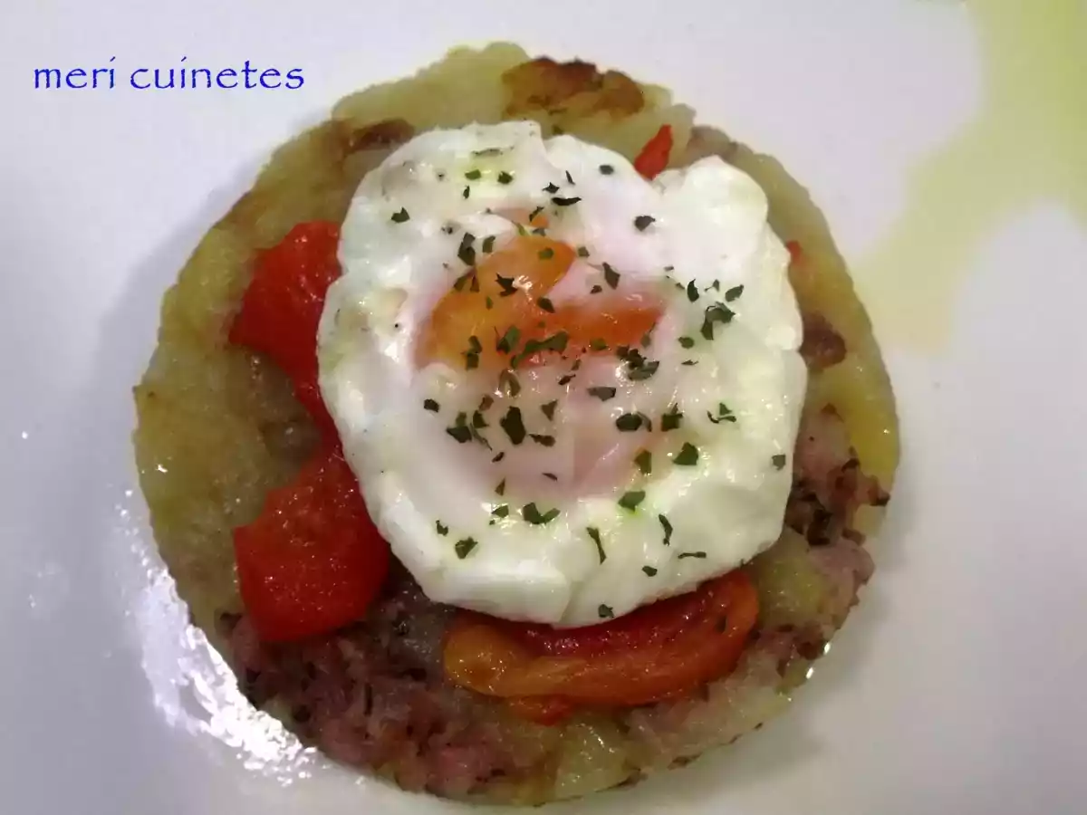 Timbal de patata y cebolla con butifarra esparracada, pimiento - foto 2