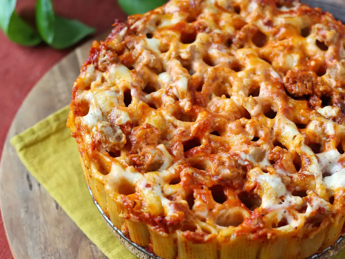 Timbal de rigatoni al horno con salchicha, bechamel y mozzarella - foto 2