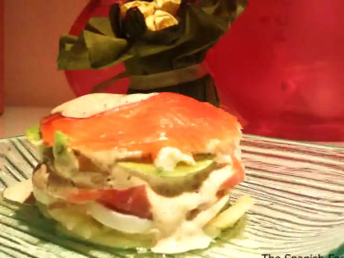 Timbal de salmón ahumado, aguacate y patata con salsa de mostaza