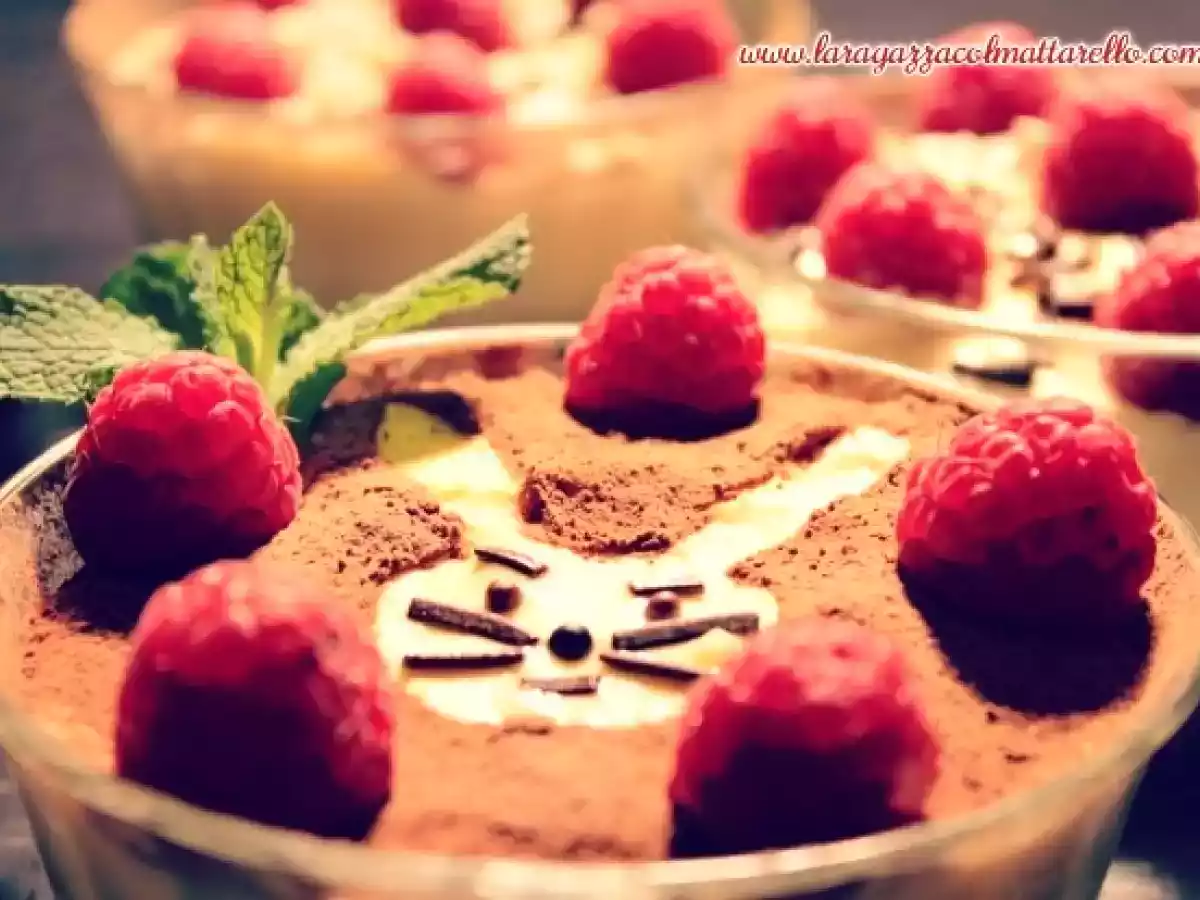 Tiramisú de coco, chocolate blanco y frambuesas