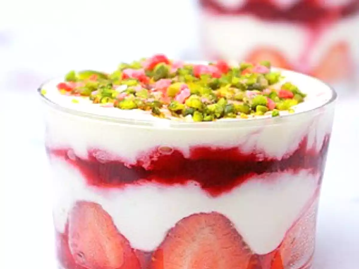 Tiramisú de fresas con pistachos