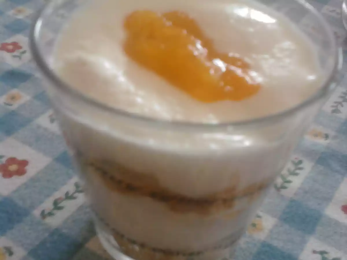 Tiramisú de yogur griego con frutas