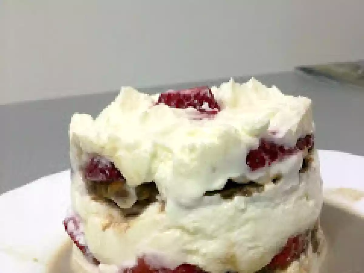 TIRAMISÚ FALSO DE FRESAS.
