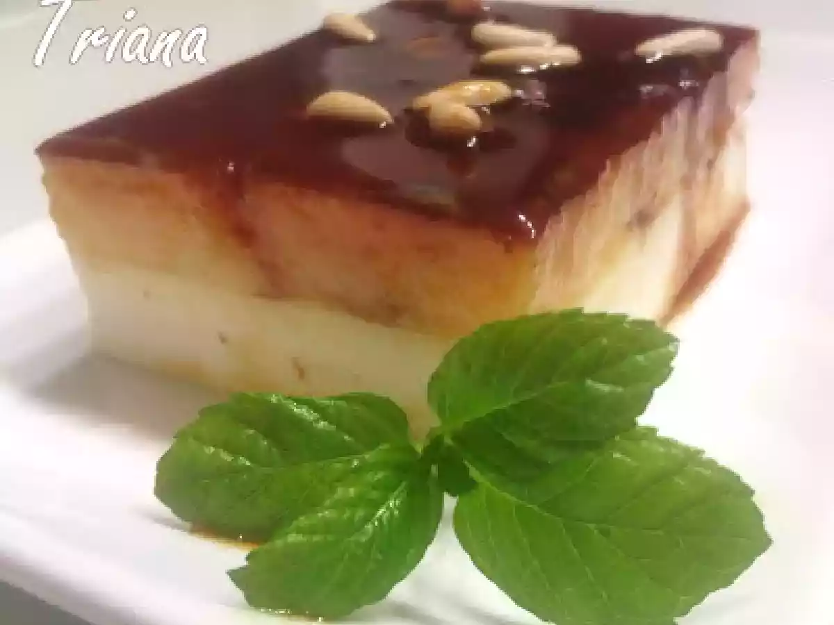 Tocino de cielo con piñones sobre nube de queso.