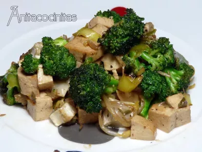 Tofu ahumado salteado con brócoli y soja