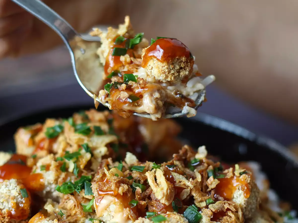 Tofu crujiente con arroz y salsa cremosa: la versión vegetariana del pollo crousty