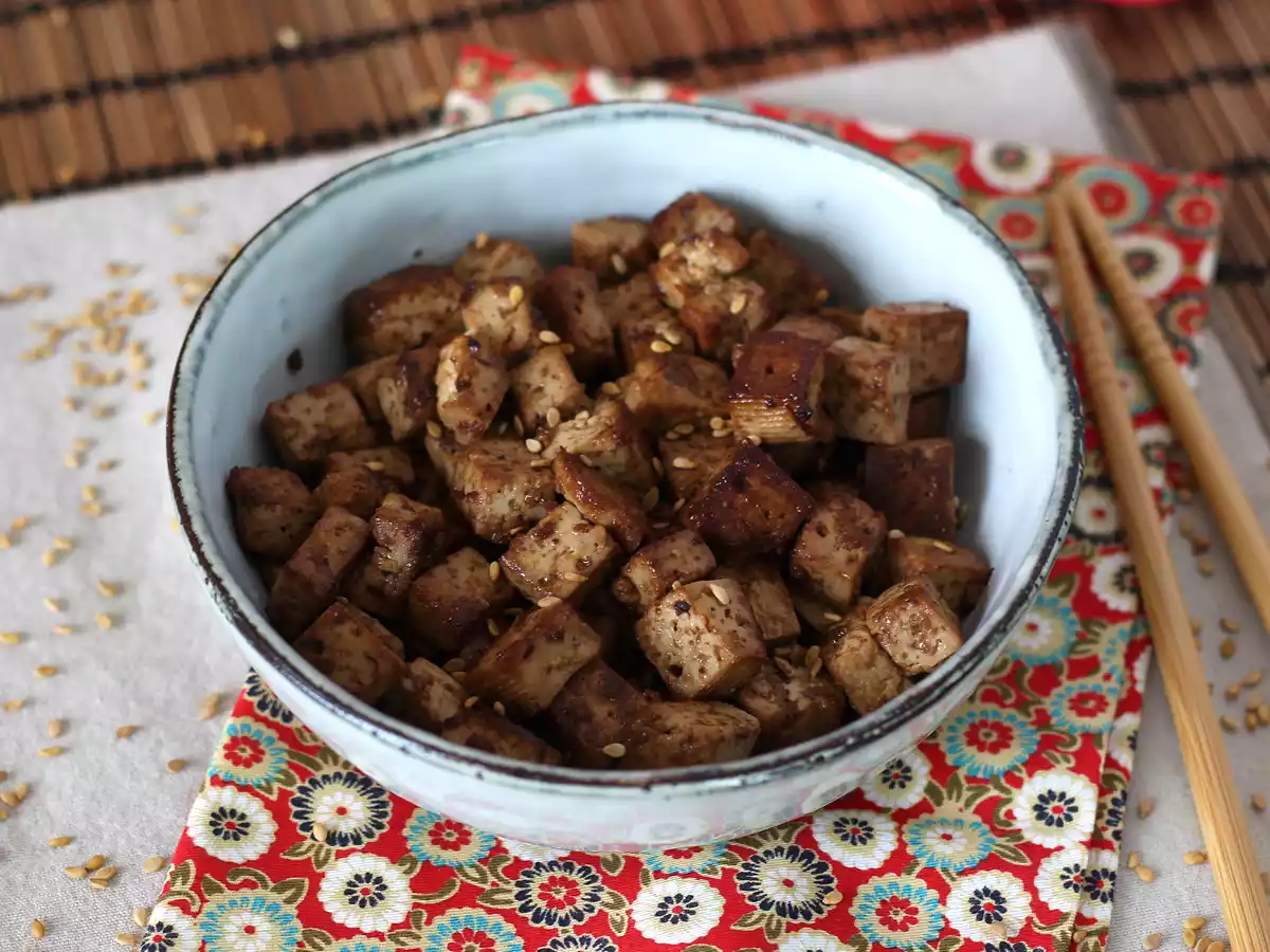 Tofu marinado con sabores asiáticos (¡Te encantará el tofu después de probarlo así!)