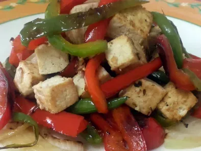 Tofu marinado con verduras a la plancha