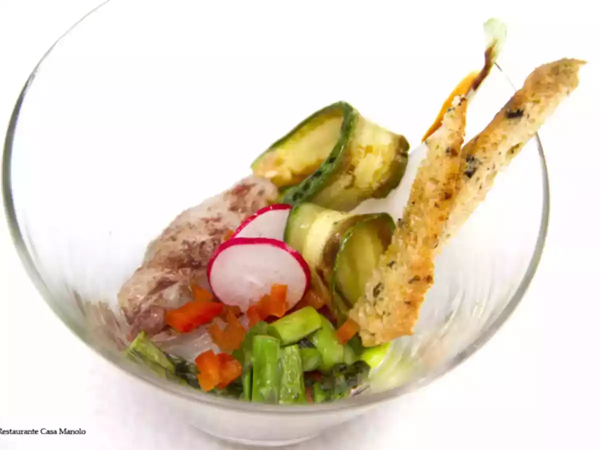 Tomate natural, bacalao inglés y habitas Salazones Serrano y aceituna negra