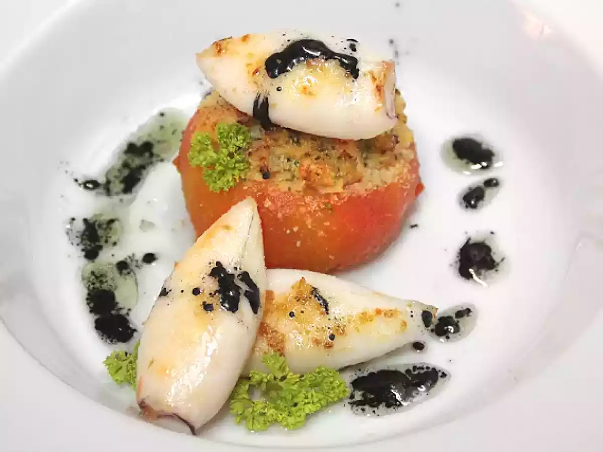 Tomate relleno de huevas de salmón con chipirón y tinta