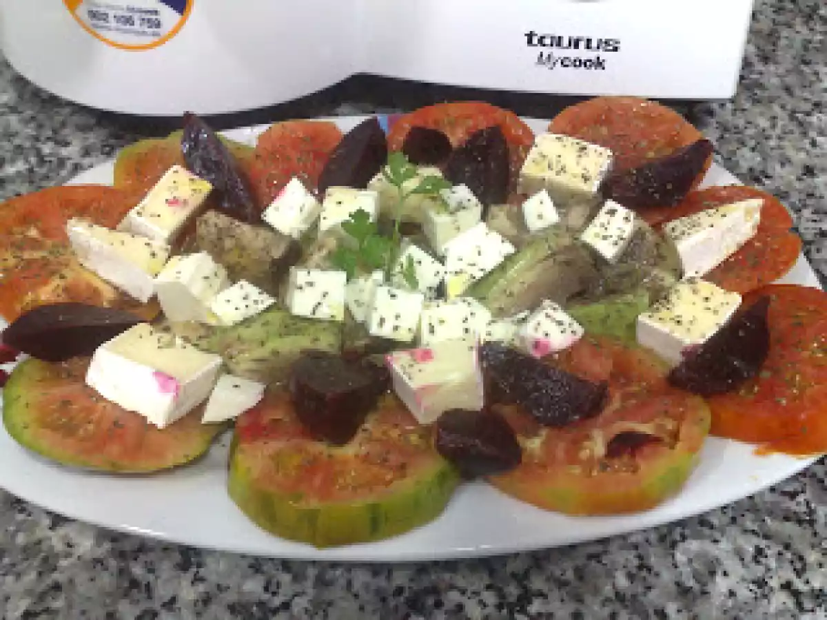 Tomates con queso, aguacate y remolacha - foto 2