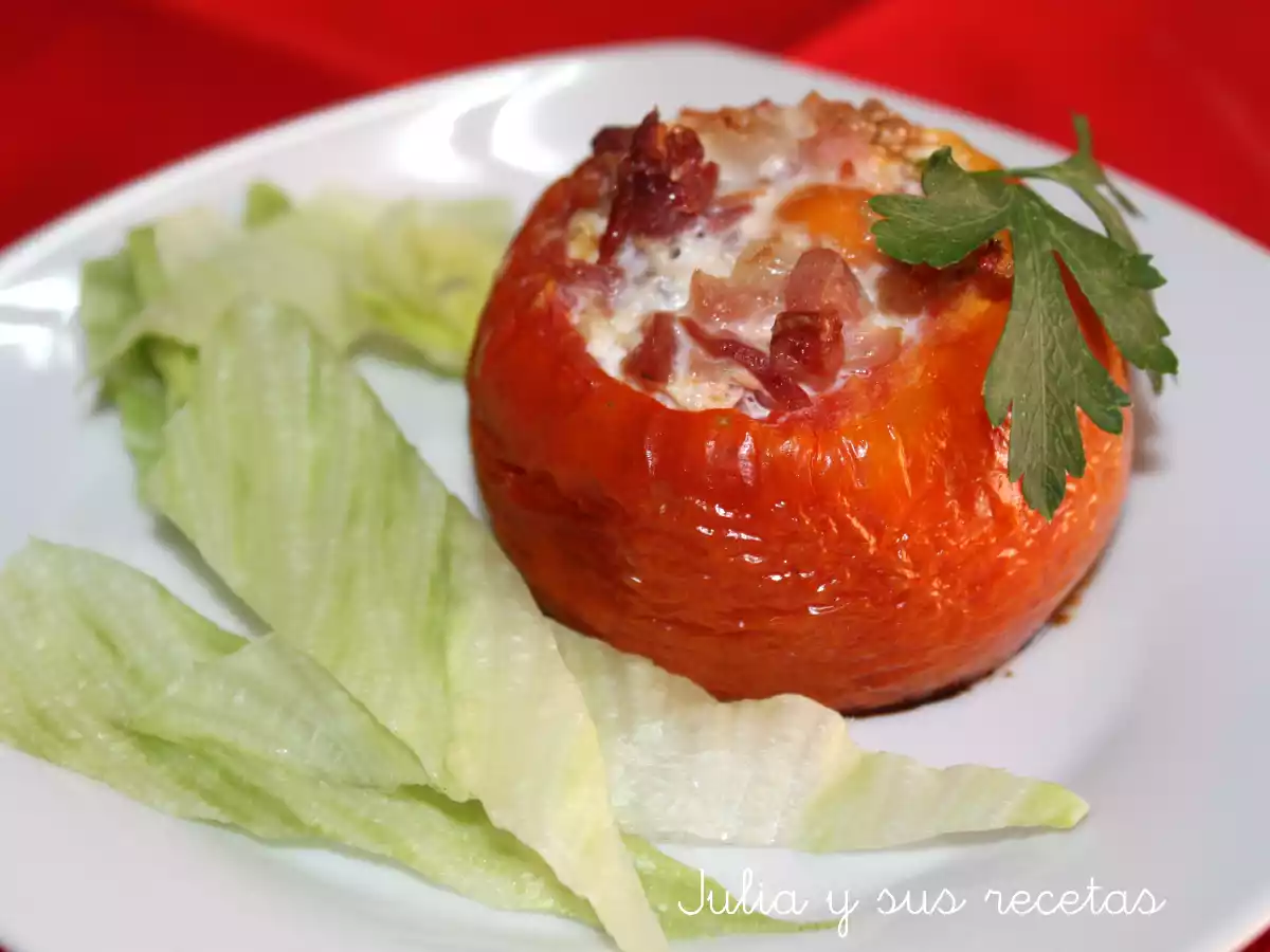 Tomates rellenos de huevo y jamón al horno