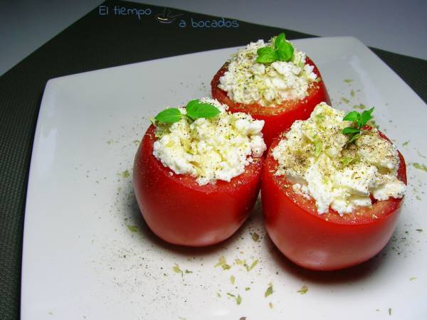 Tomates rellenos de requesón