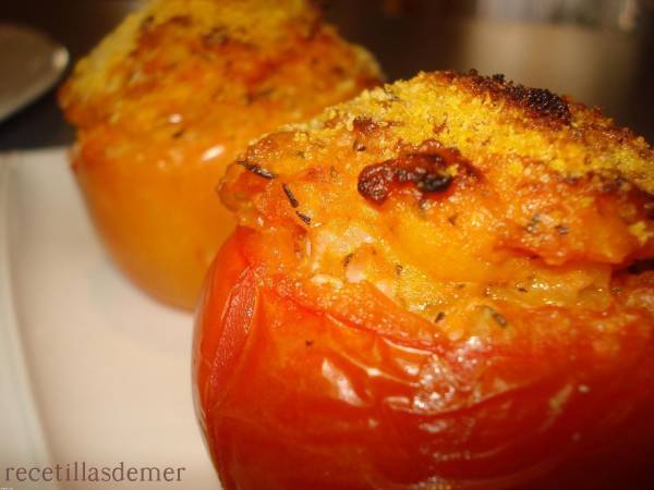 Tomates rellenos de salchicha especiados