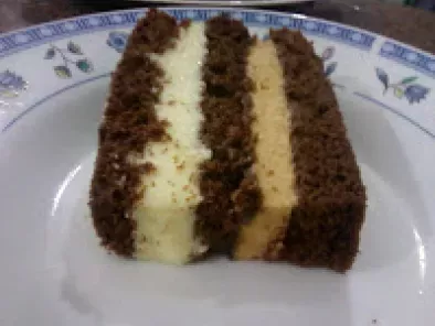 Torta brownie con mousse de chocolate blanco y mousse de arepique