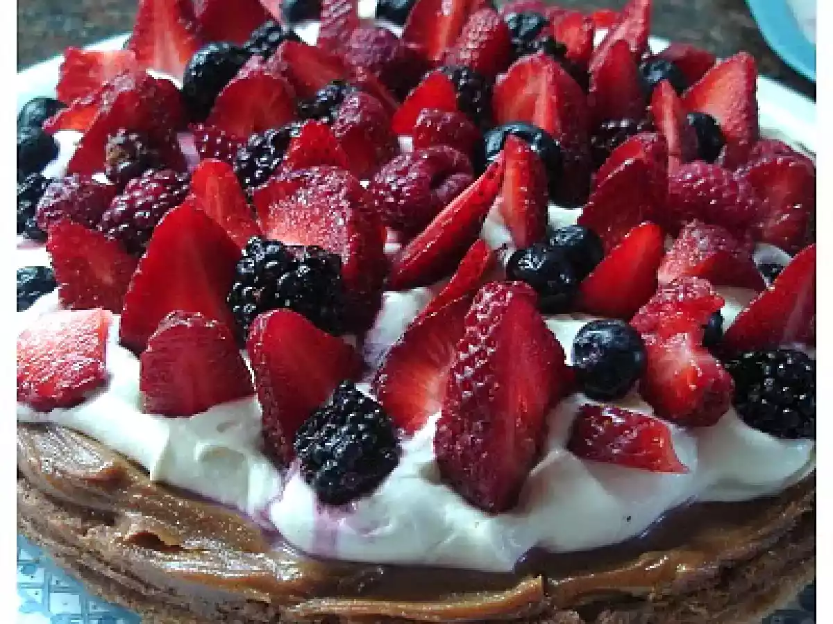 Torta crocante con dulce de leche y frutos rojos