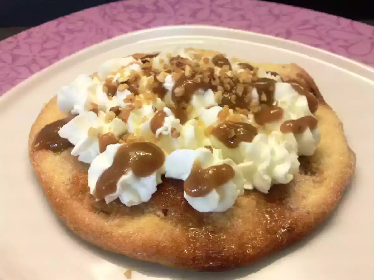 Torta de aceite con nata, crema de castañas y crocante de avellanas