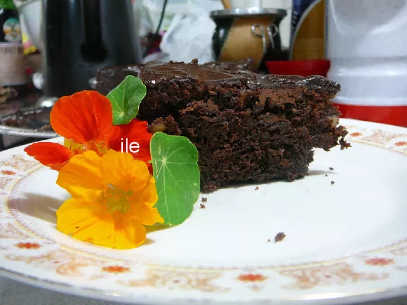 Torta de chocolate con nueces y chips de chocolate - foto 2