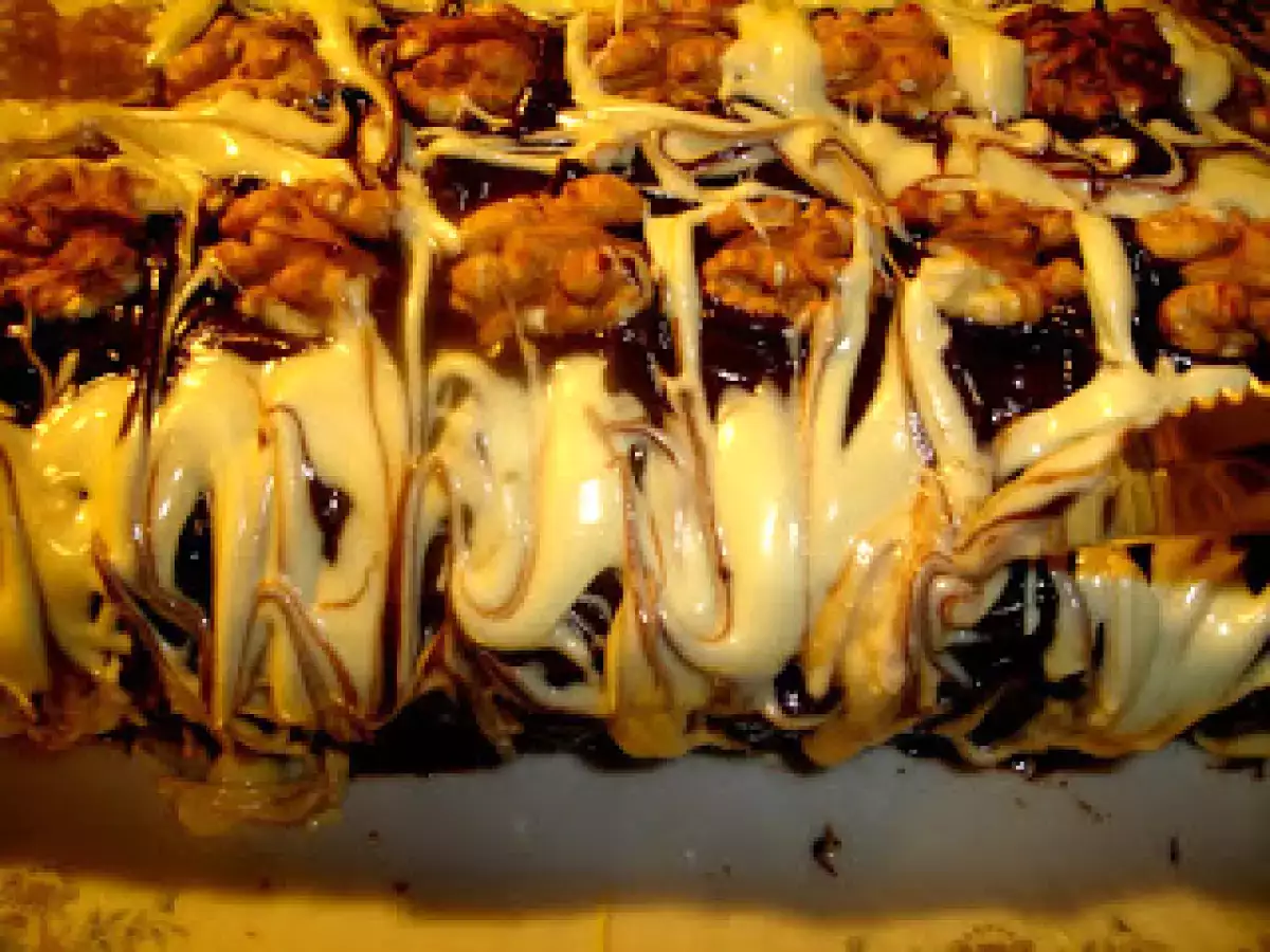 Torta de nuez y chocolate blanco/negro