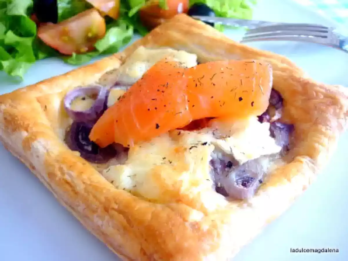 Tortas de salmón ahumado y cebolla roja