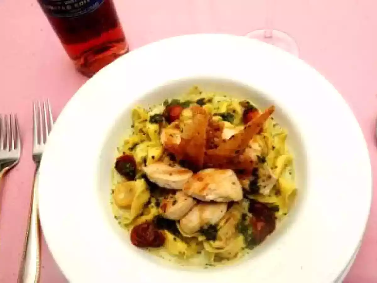 Tortellini con pollo al pesto