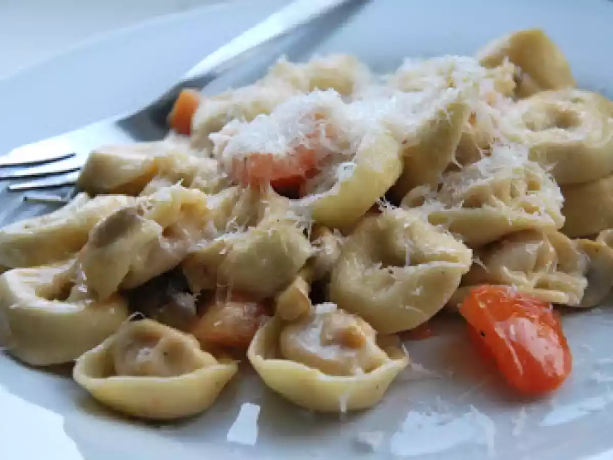 Tortellini con tomate y champiñones