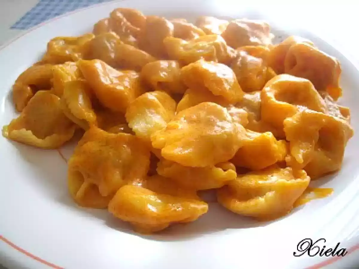 Tortellini de jamón con tomate y nata