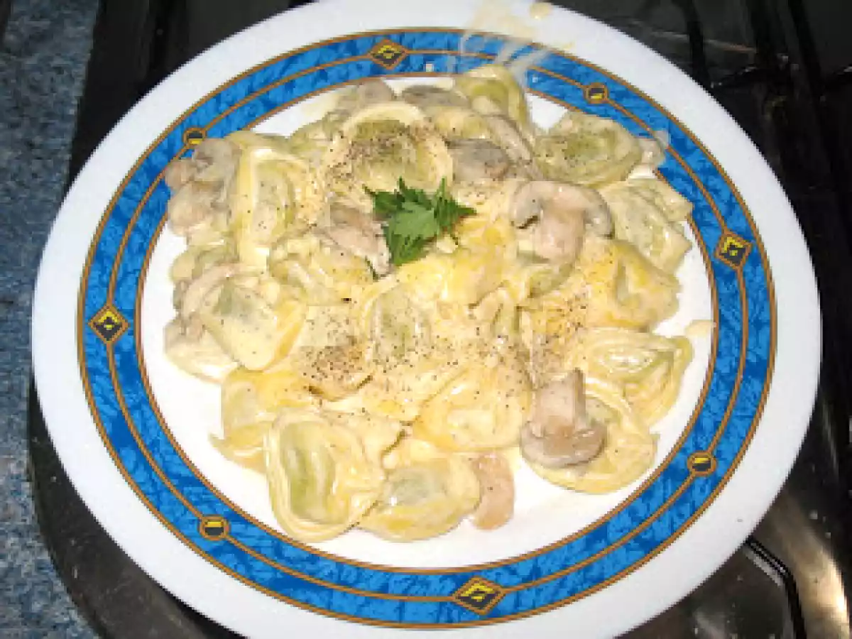 Tortellini de requesón y espinacas con salsa cremosa de champiñones