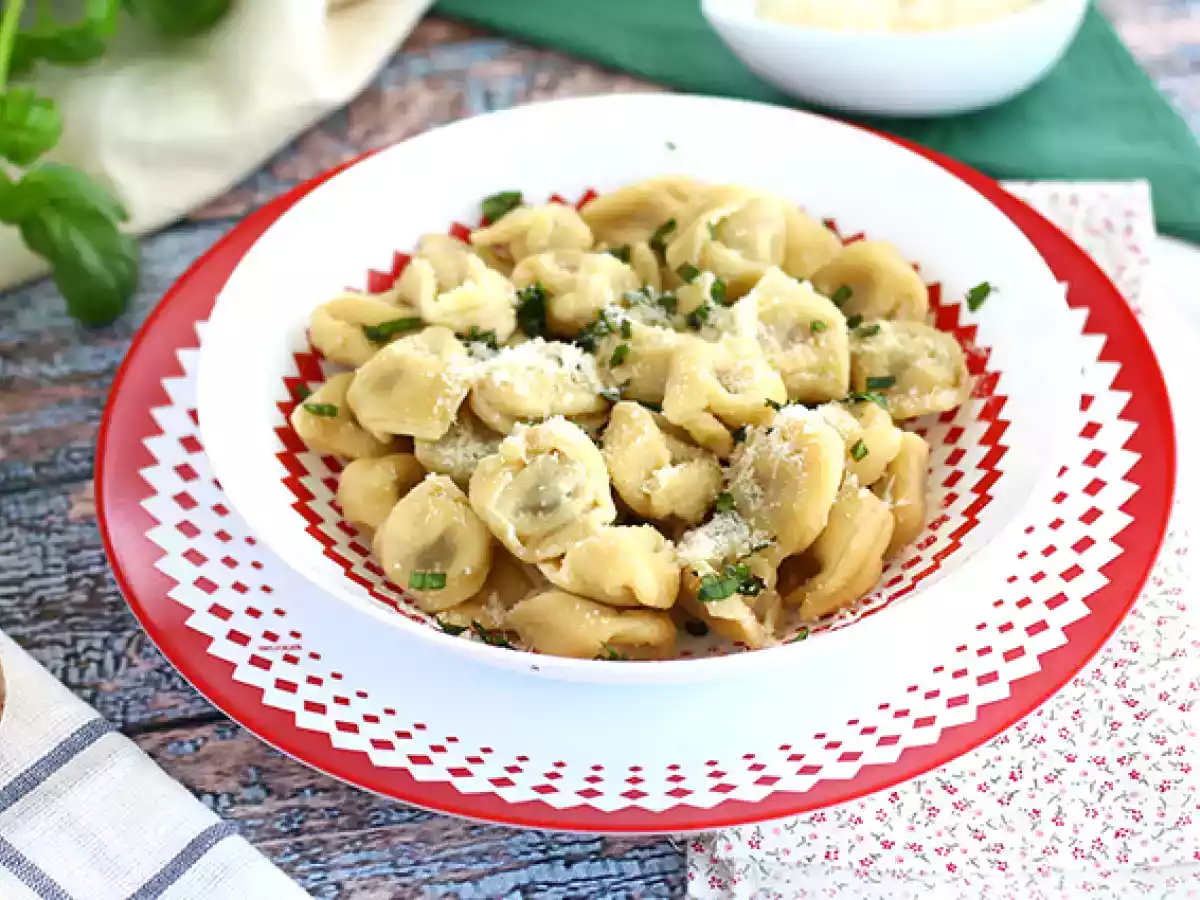 Tortellinis con parmesano, jamón y albahaca