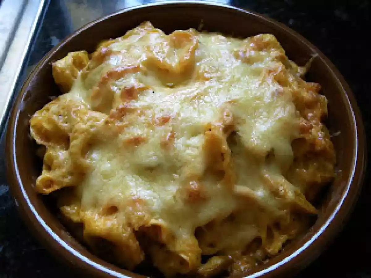 Tortellinis de carne en salsa de tomate y nata.