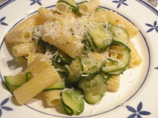 Tortiglioni con zucchine (Macarrones con calabacines)