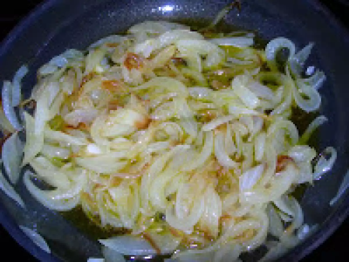 Tortilla de bacalao con cebolla caramelizada. Paso a paso - foto 6
