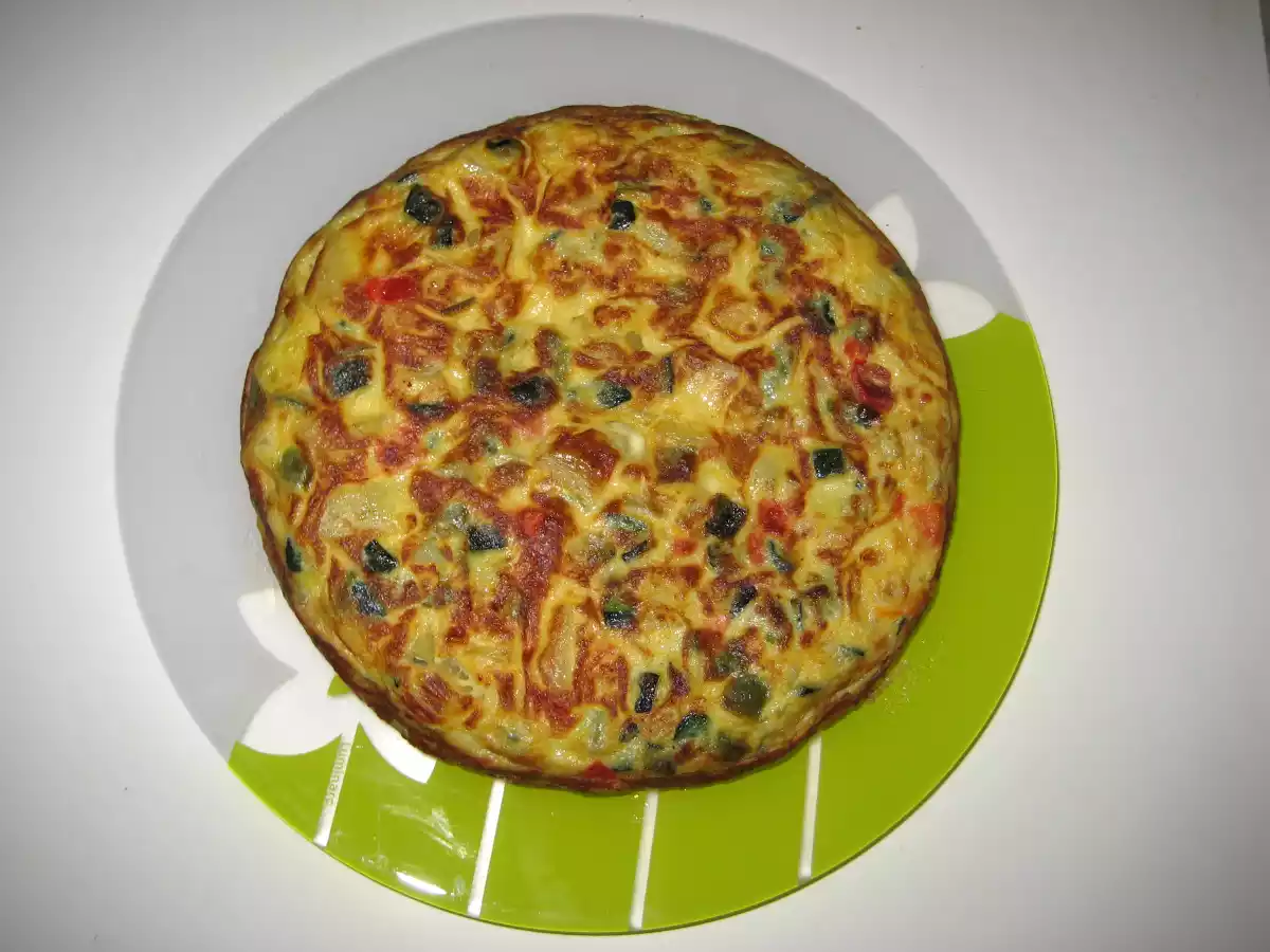 Tortilla de calabacín, patata, pimiento y cebolla