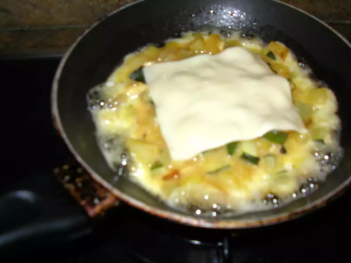 Tortilla de calabacín rellena de queso - foto 2