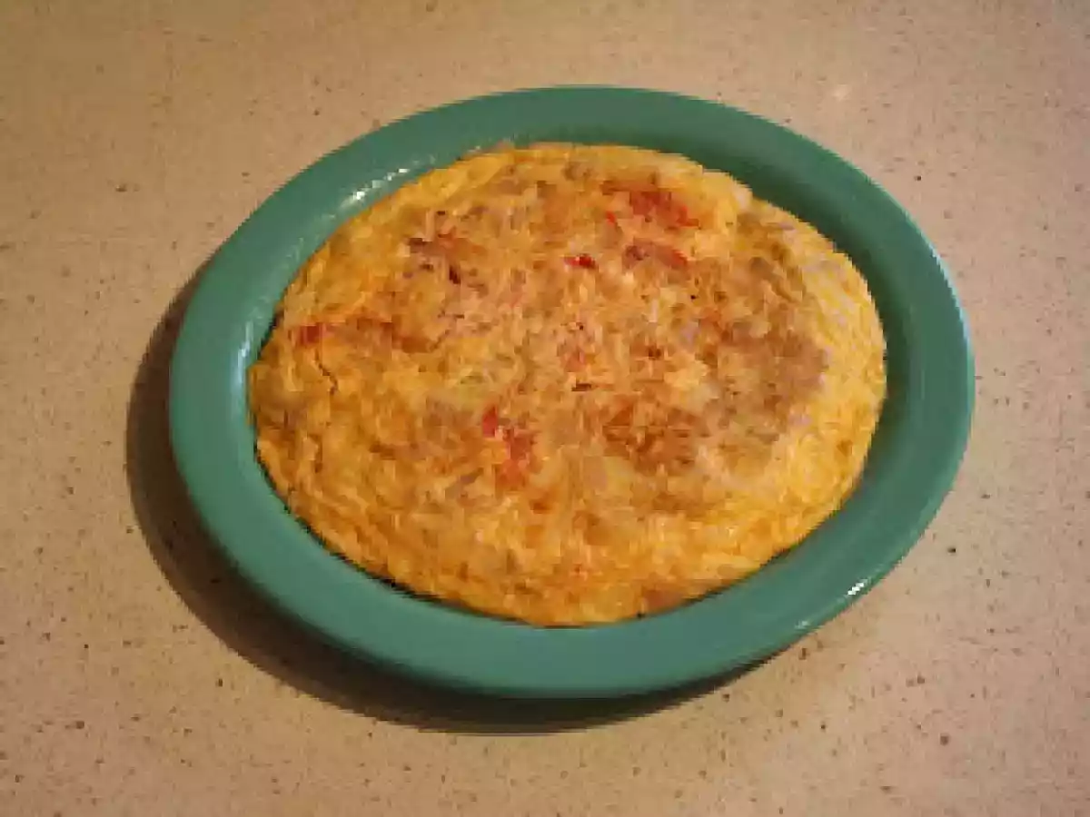 Tortilla de cebolla, atún y tomate