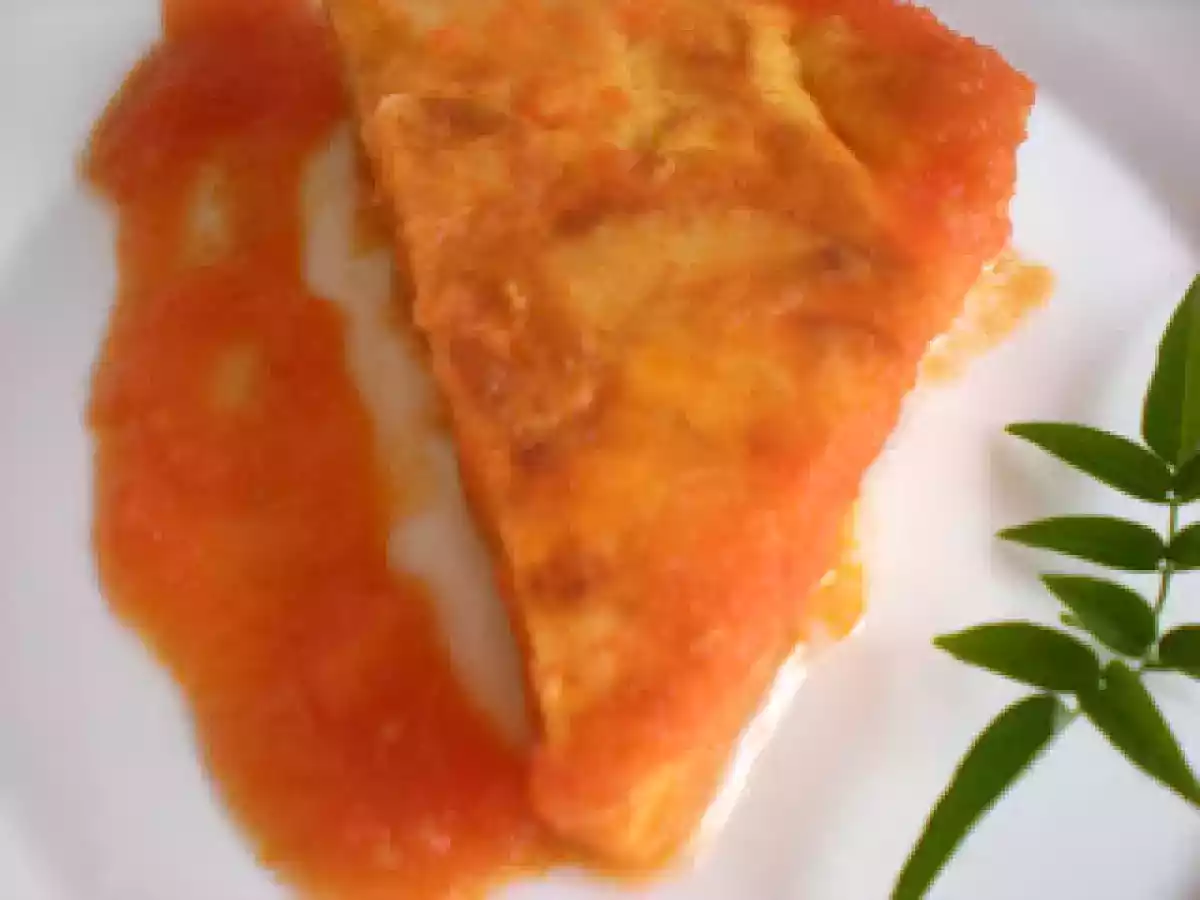 Tortilla de patata en tomate frito