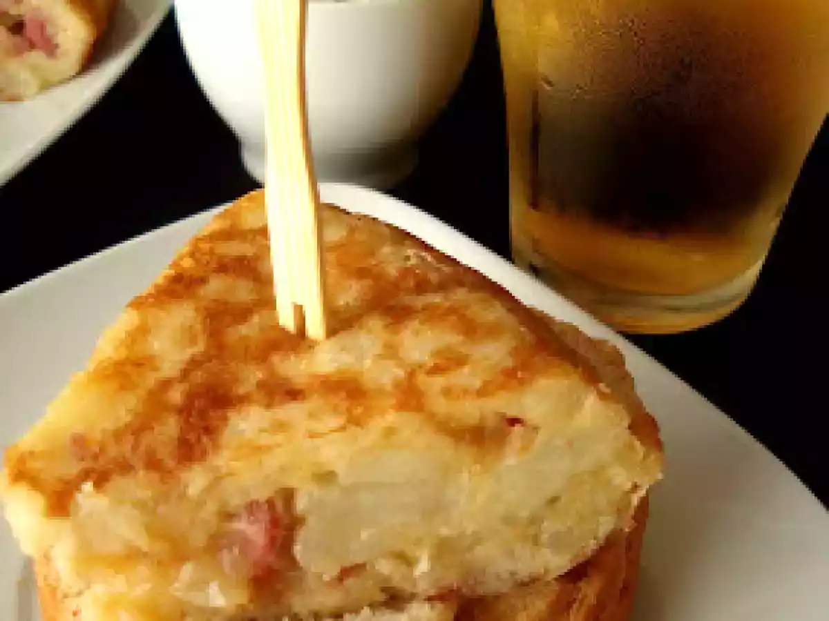 TORTILLA DE PATATA, LONGANIZA Y CEBOLLA CARAMELIZADA - foto 2