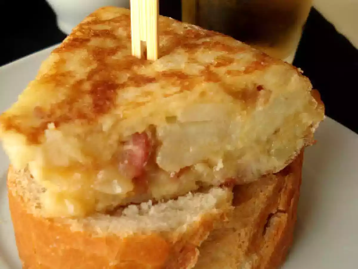 TORTILLA DE PATATA, LONGANIZA Y CEBOLLA CARAMELIZADA - foto 3