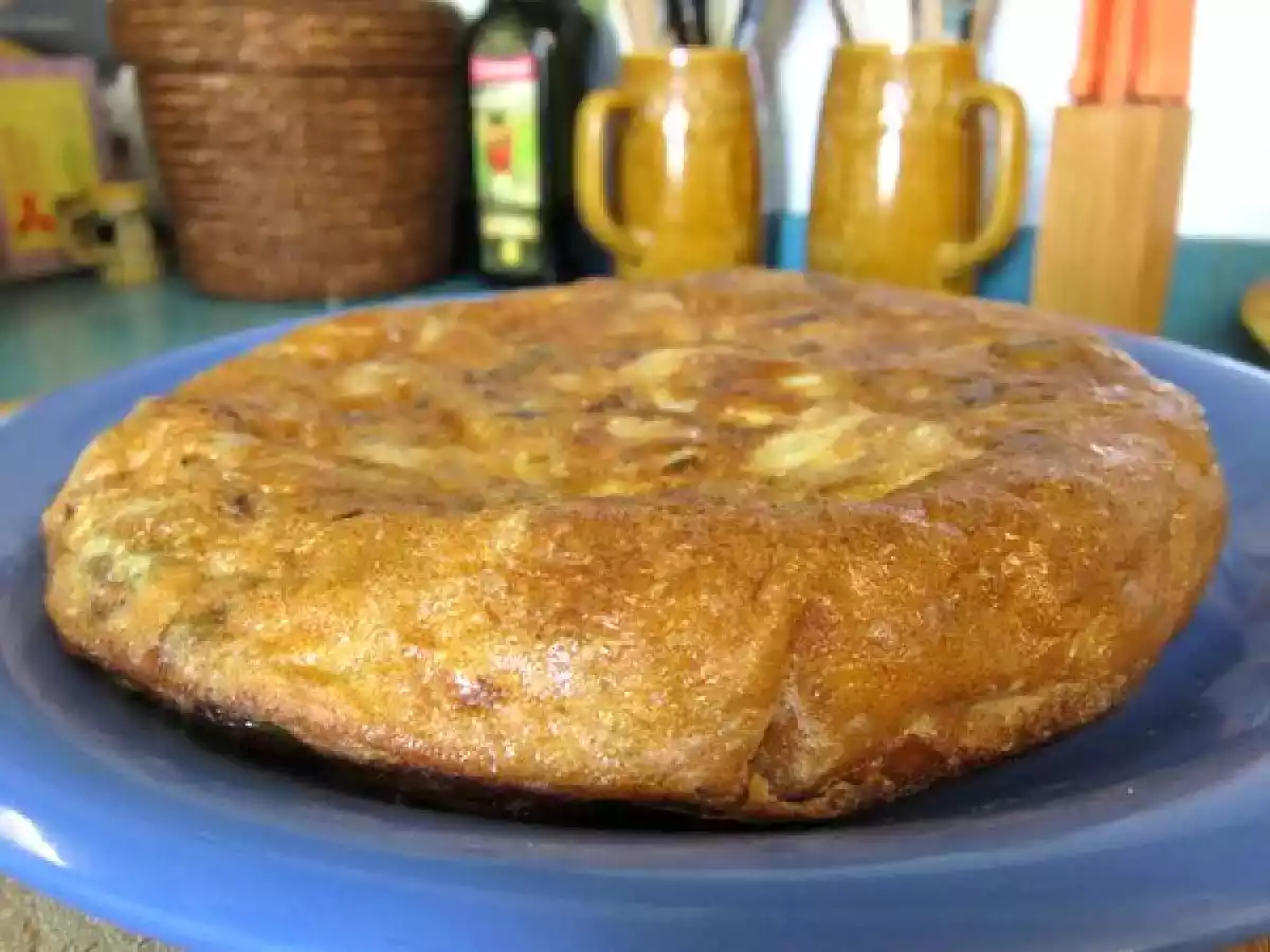Tortilla de patatas, cebolla y pimientos
