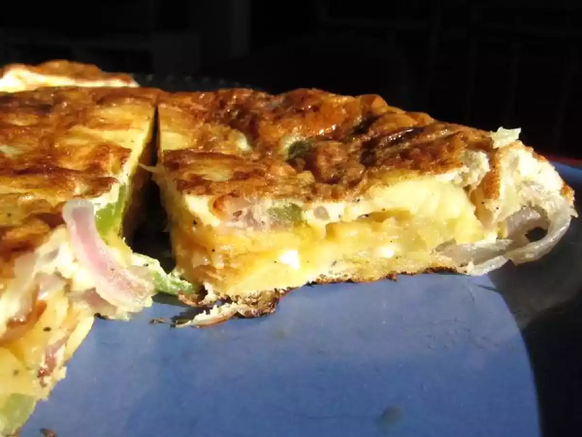 Tortilla de patatas, cebolla y pimientos - foto 2