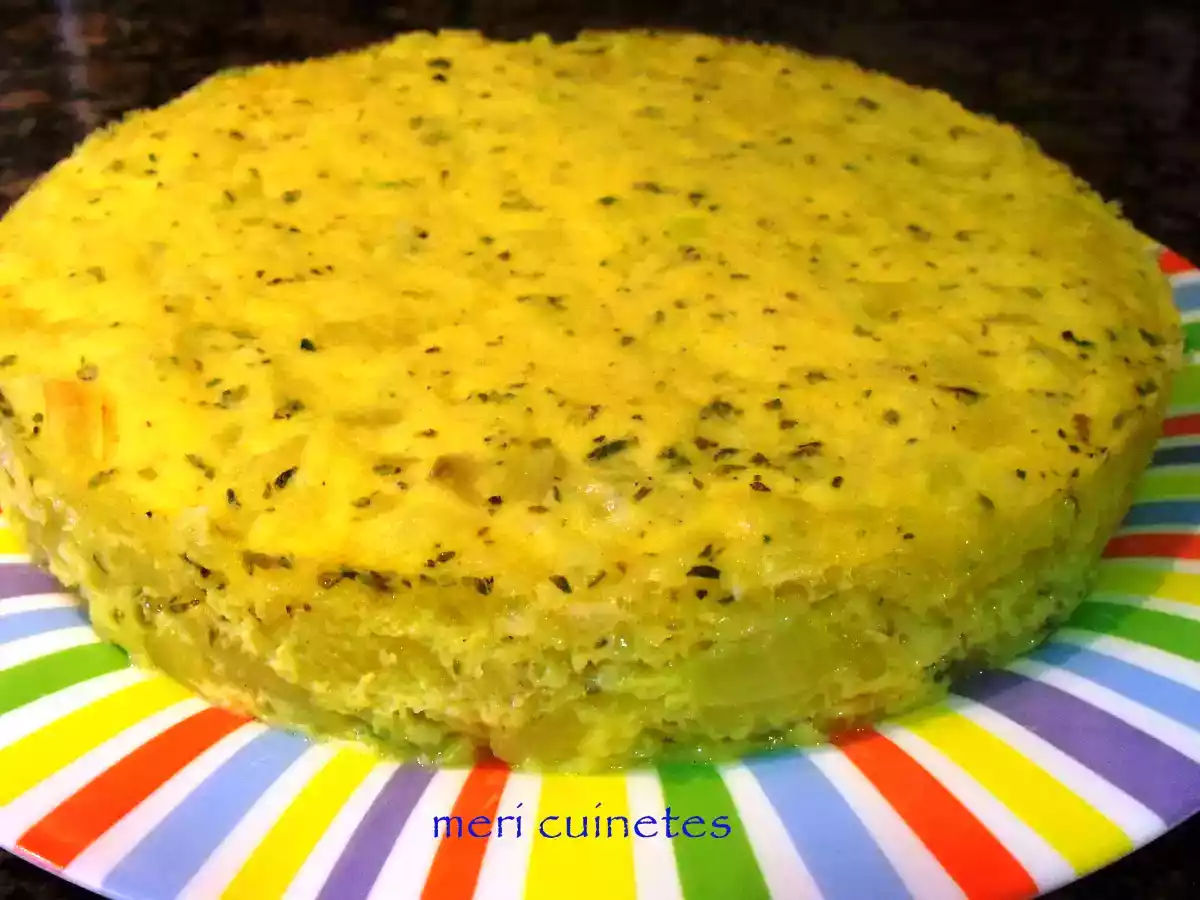 Tortilla de patatas, cebollas y calabacín en microondas