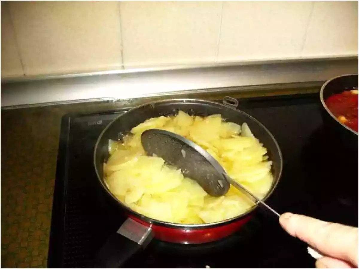 TORTILLA DE PATATAS CON BONITO EN ESCABECHE - foto 2