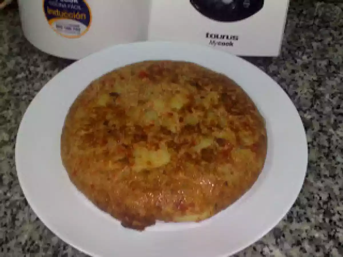 Tortilla de patatas con confitura de cebolla y pimiento - foto 2