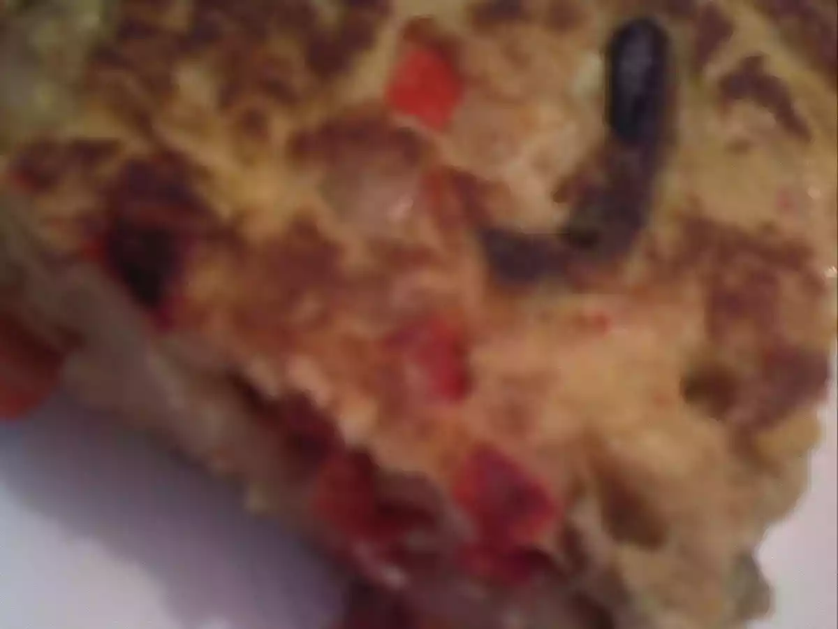 Tortilla de patatas con pimiento y ajos tiernos