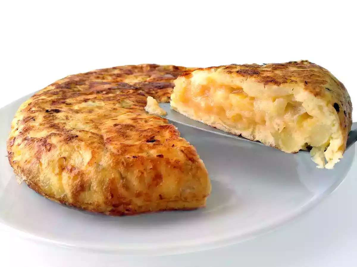 Tortilla de patatas con queso de cabra y cebolla caramelizada