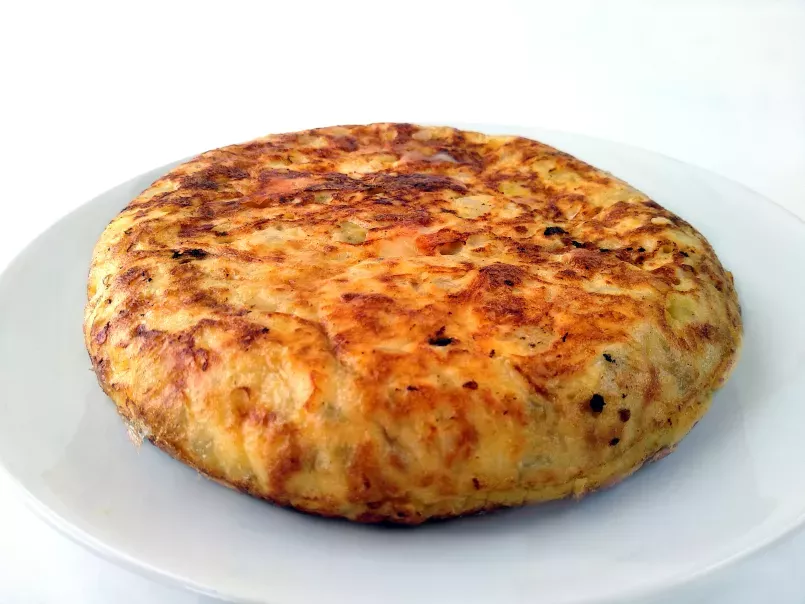 Tortilla de patatas con queso de cabra y cebolla caramelizada - foto 2